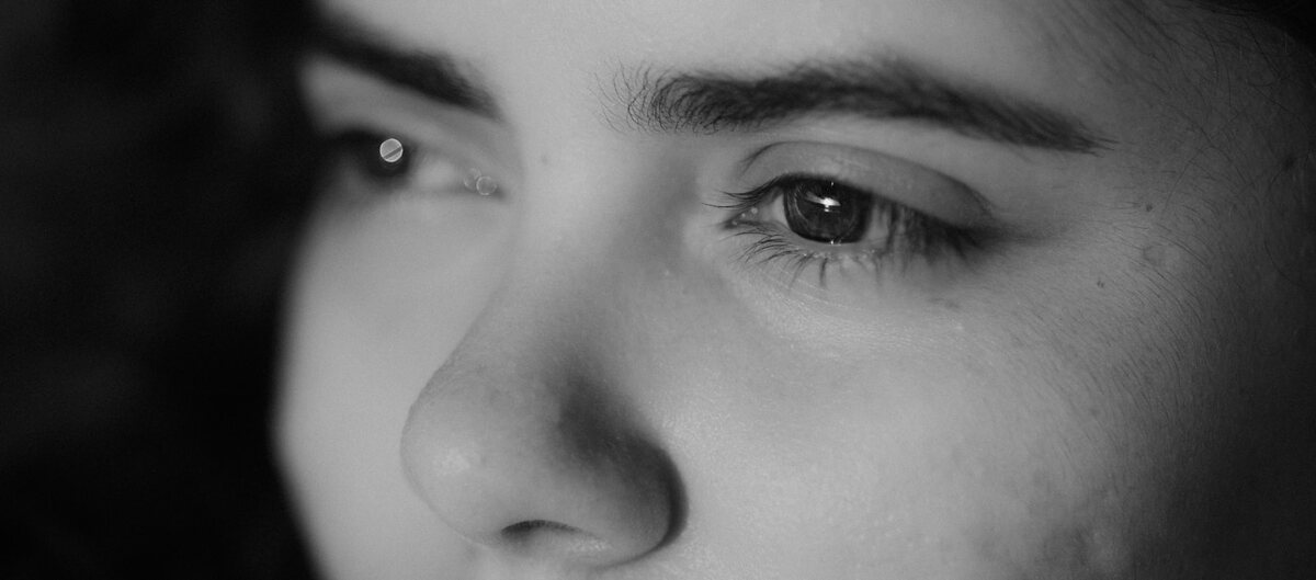 Editorial portrait representing eyelid-rejuvenation content