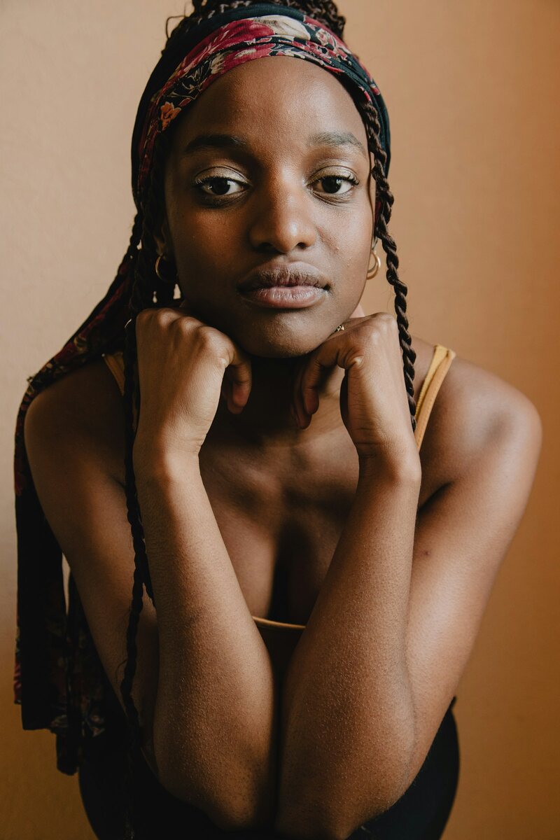Editorial portrait representing neck-contouring content
