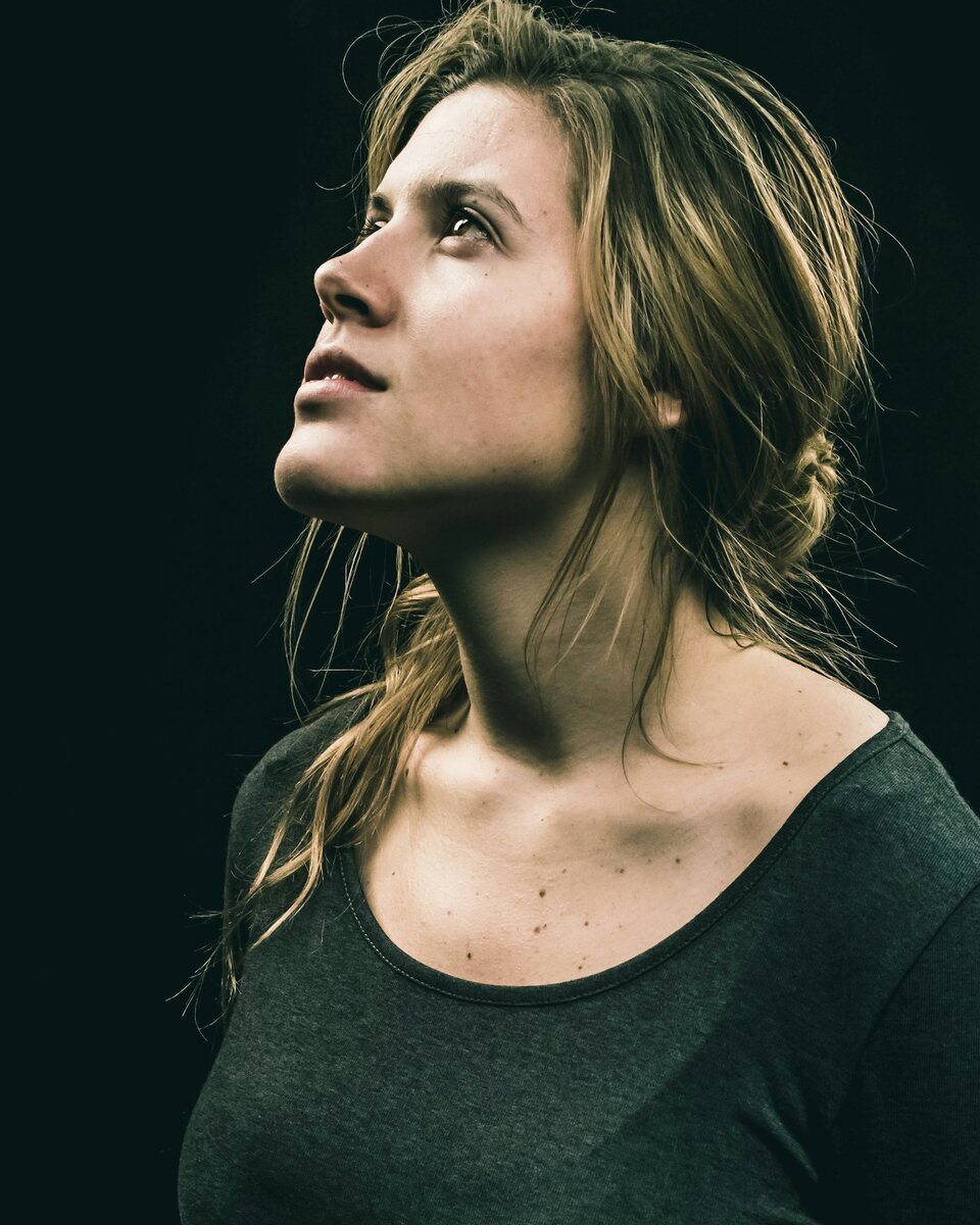 Editorial portrait representing brow-rejuvenation content